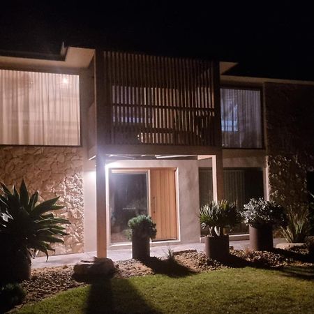 Sunsets On Martyrs Coastal Luxury Beach House بيتربورو المظهر الخارجي الصورة